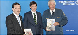Der Parlamentarische Staatssekretär beim Bundesinnenminister, Dr. Ole Schröder, (Mitte) stellt gemeinsam mit THW-Präsident Albrecht Broemme (rechts) und dem BBK-Präsidenten Christoph Unger (links) die Jahresberichte 2014 der beiden Häuser vor.
